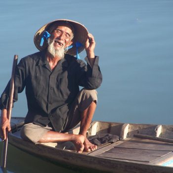 visser op de Thu Bon rivier